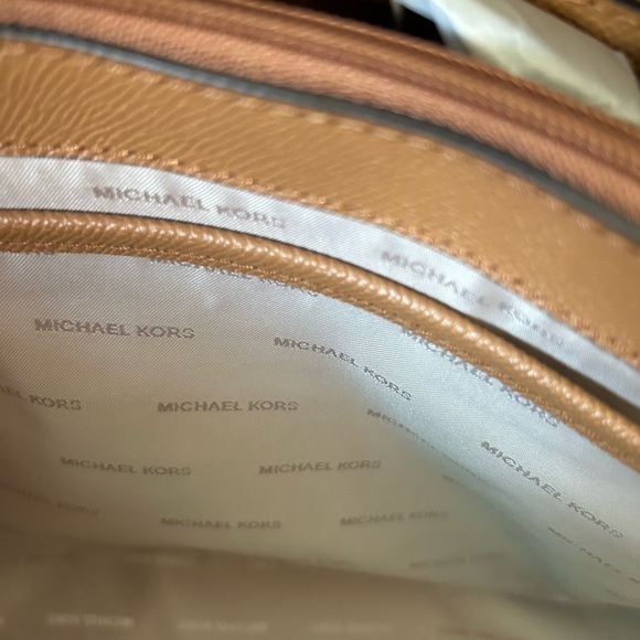 Michael Kors NWT Voyager Leather and Signature Printed Canvas Tote - Picture 8 of 12